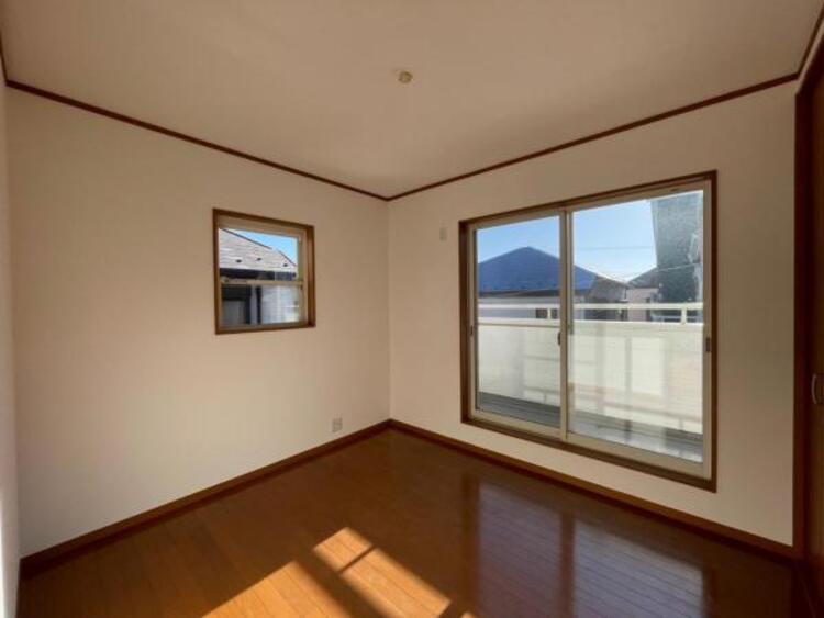 内装 バルコニーに面しており、陽光の差しこむ開放感のある洋室です 