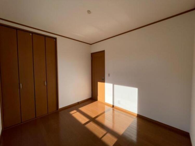 内装 子供部屋にぴったりな洋室。明るい空間で成長を見守ります 