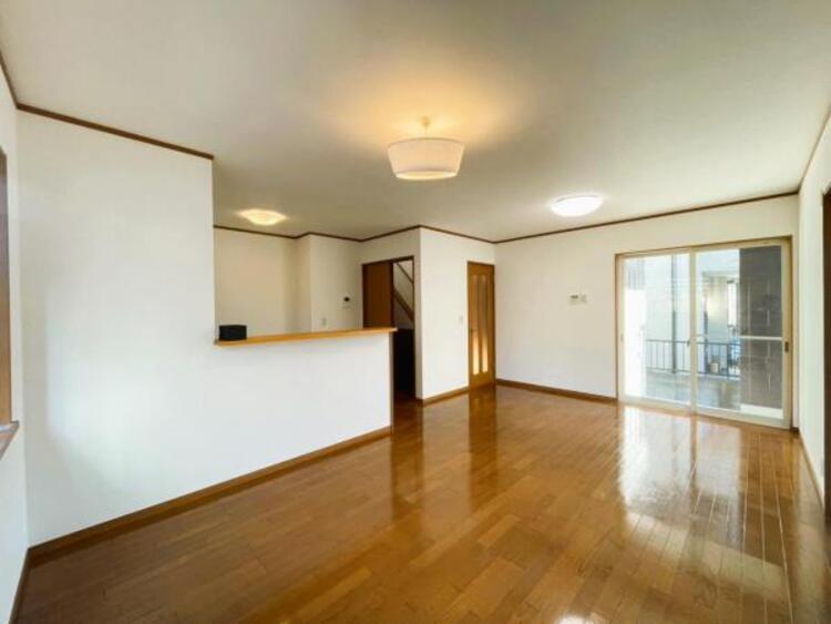 居間 窓面積が広く、陽光と風の注ぐ明るいLDK