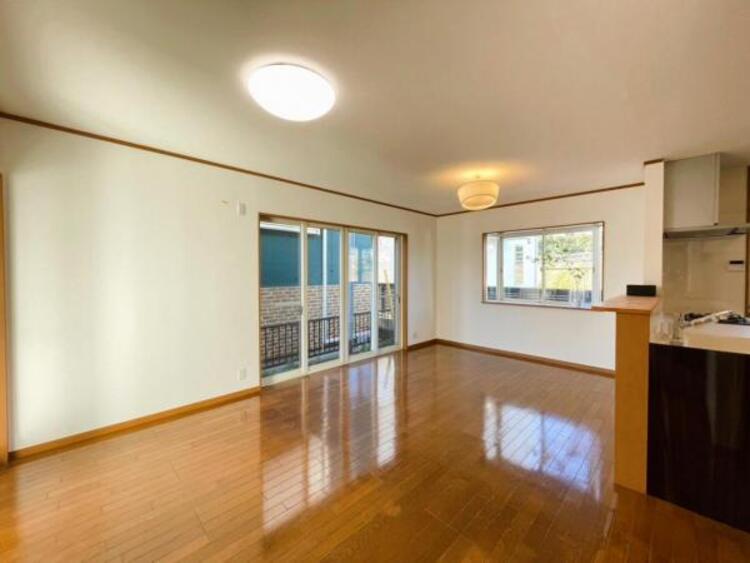 居間 食と憩いの場がゆるやかに続く、家族の存在を感じられるLDKです 