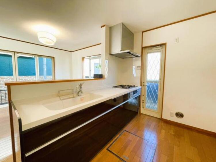 キッチン 開放的なオープンの対面式キッチンで、お料理中もご家族の気配を感じられます 