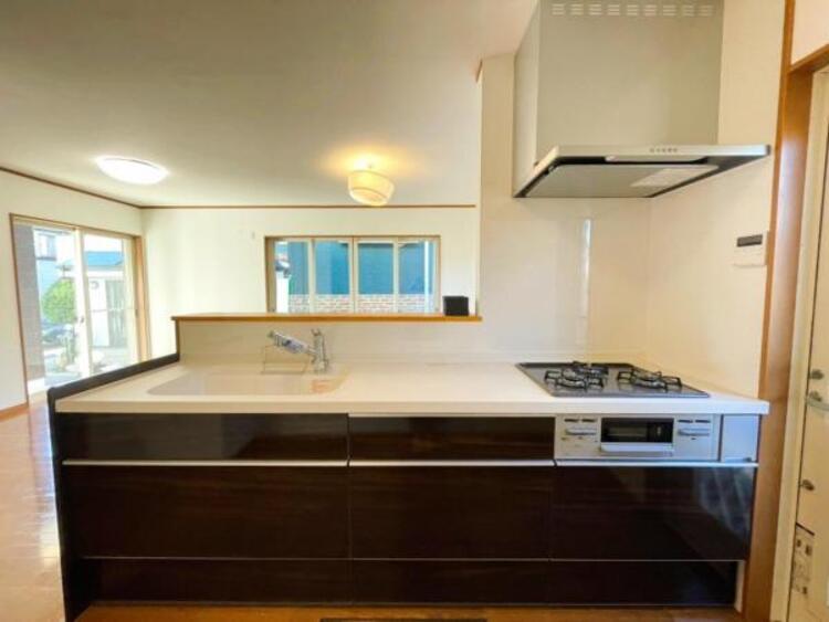 キッチン LDKを見渡せるオープンキッチン。ご家族で並んでも余裕のある広さです 