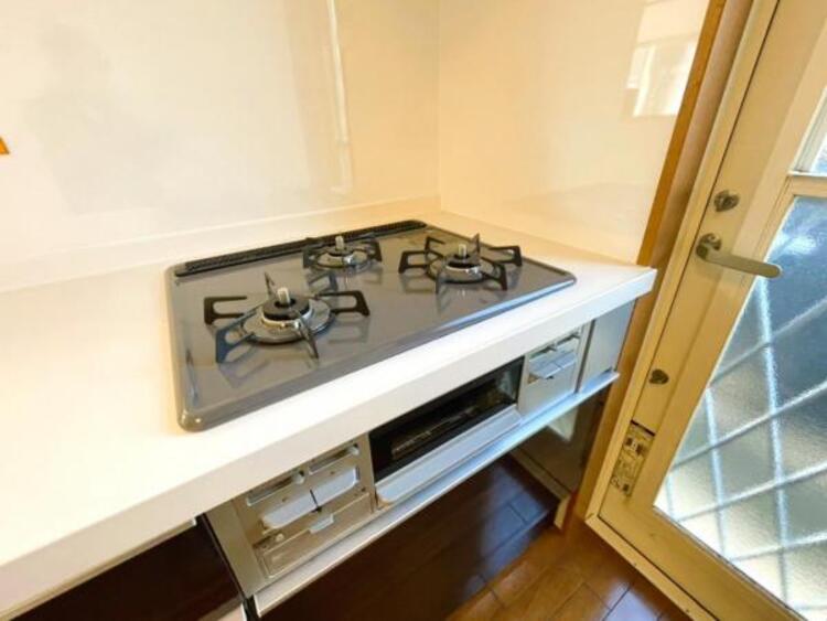 キッチン 3口コンロはお鍋もフライパンも同時に使えるので、料理効率も上がりますね。 