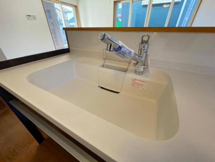 キッチン ワンタッチで浄水に切り替えられる浄水一体型水栓採用 