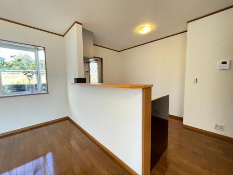 キッチン 立ち上がりがあり、手元が見えないキッチンですっきりとしたLDKに 