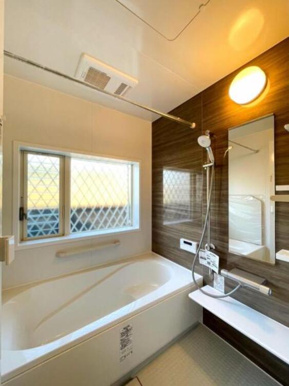 風呂 浴室乾燥機付きのバスルーム。足を伸ばしてリラックスができる安らぎの空間です 