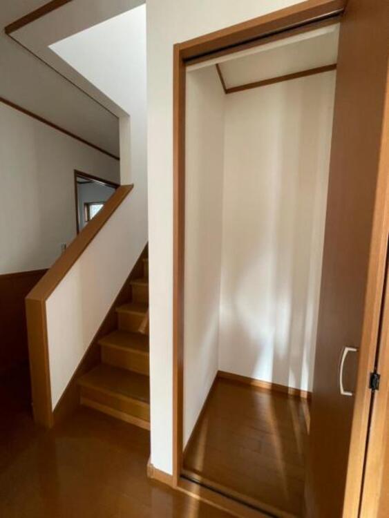 収納 高さのある廊下収納には掃除機などもすっきりとしまえます 