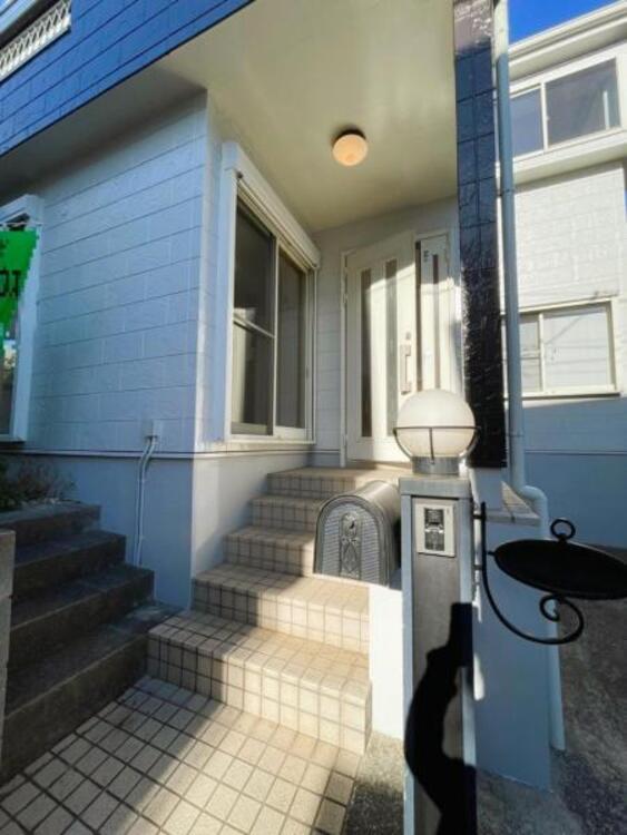 その他 屋根付きの玄関なので、雨の日でも濡れずに開閉できます 