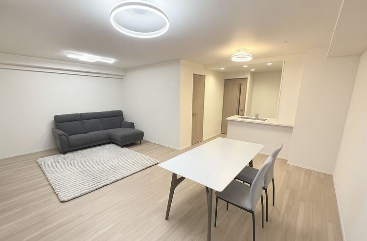 居間 リビングLDKは約２２．５帖♪開放感あふれるやすらぎ空間です♪※一部家具消し加工を施しています。