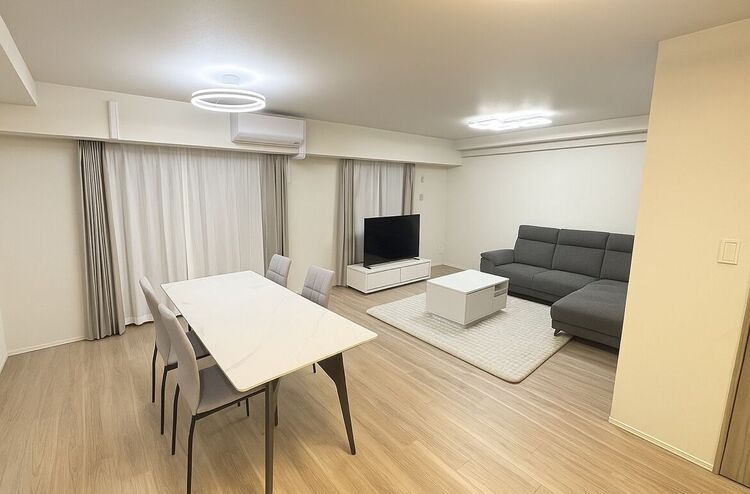 居間 リビングLDKは約２２．５帖♪開放感あふれるやすらぎ空間です♪※一部家具消し加工を施しています。