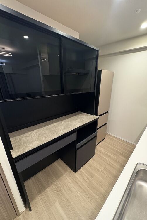 キッチン キッチンカップボード・冷蔵庫のスペースも十分に確保し、キッチンスペースは広々しています♪※一部家具消し加工を施しています。