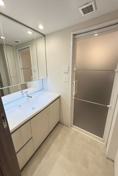 その他 洗面所・洗面台幅1200ｍｍのファミリータイプの洗面台、３面鏡の裏は全て収納スペースです♪※一部家具消し加工を施しています。