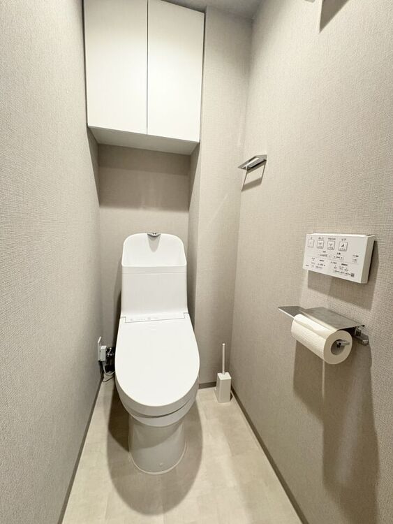 その他 トイレ上部吊り戸棚があり、トイレットペーパーなどの日用品も収納できることにより生活感なく整理整頓ができます♪