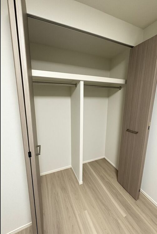 その他 ウォークインクローゼット（ドレッシングルーム）リビング横に面する大型収納スペースでマンションでも収納量に困ることはありません！！※一部家具消し加工を施しています。