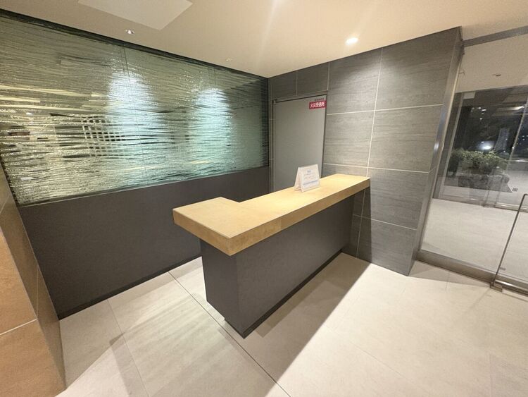 その他 オートロックを超えた先には開放感あふれるロビースペースが待ち受けます♪コンシェルジュカウンターあり、オーナー様をお出迎えします♪