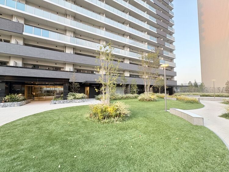 その他 瑞々しい緑彩と重厚感あふれる石質タイルでオーナー様をお迎えします♪