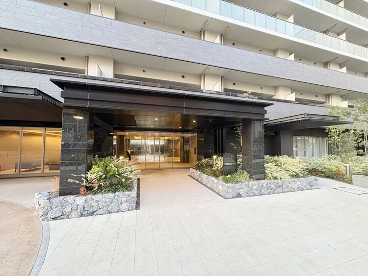 その他 瑞々しい緑彩と重厚感あふれる石質タイルでオーナー様をお迎えします♪