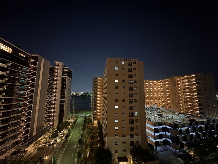 周辺 バルコニー眺望（R7.11月PM18:00頃撮影）最近新築されたリゾートホテルが近隣にあり、リゾート感あふれるエリアになってきています♪