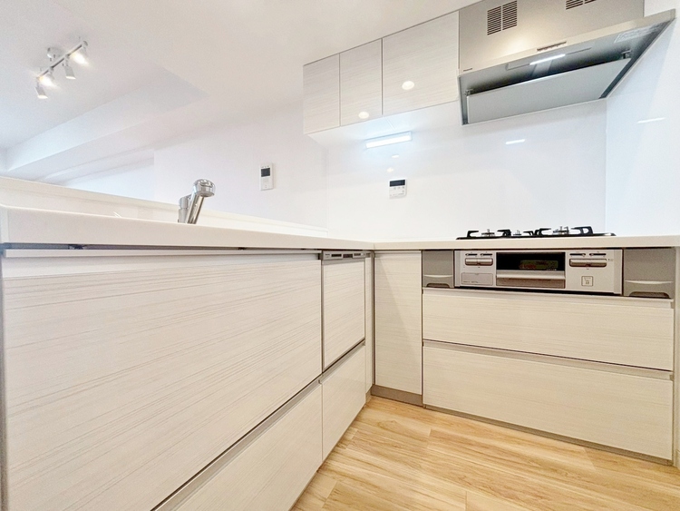 キッチン スマートな意匠と充実の機能を備えたキッチンが、暮らしにおいしい彩りを添えます。