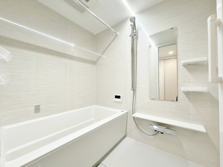 風呂 一日の疲れを癒すバスルームは、心地よいリラックスを叶える清潔感溢れる空間です。