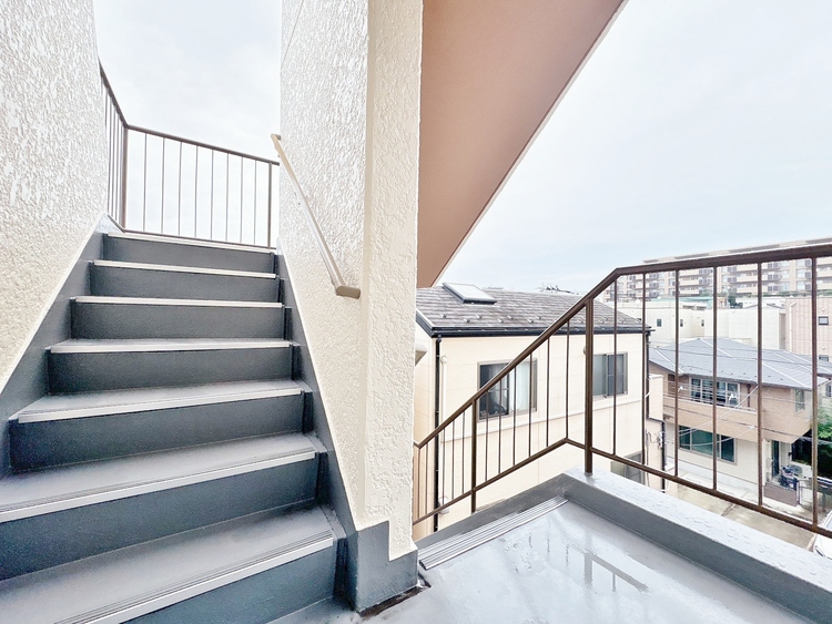 その他 落ち着いた雰囲気の階段。手すりも常設しているので、ゆったりお使いになれます。