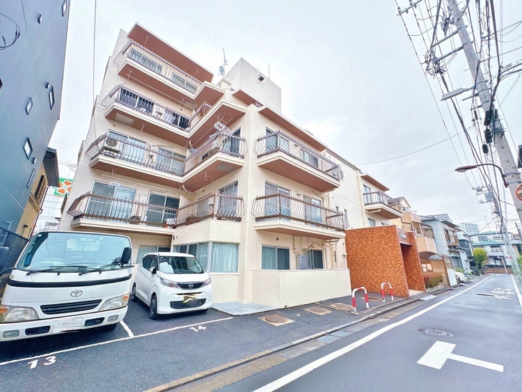 駐車場 本物件の駐車スペースです。車種制限のある場合もございますので、お気軽にお問い合わせくださいませ。