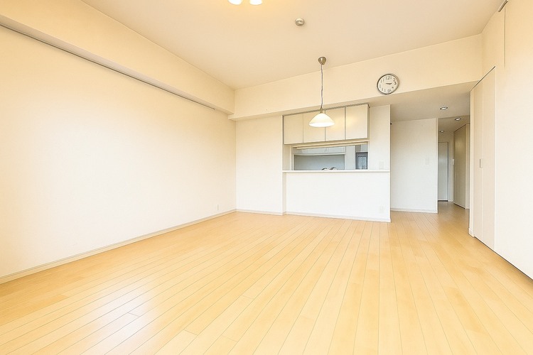 居間 飾り過ぎないシンプルな内装と偏り過ぎないデザインで統一しました。（ＣＧ空室加工済み）