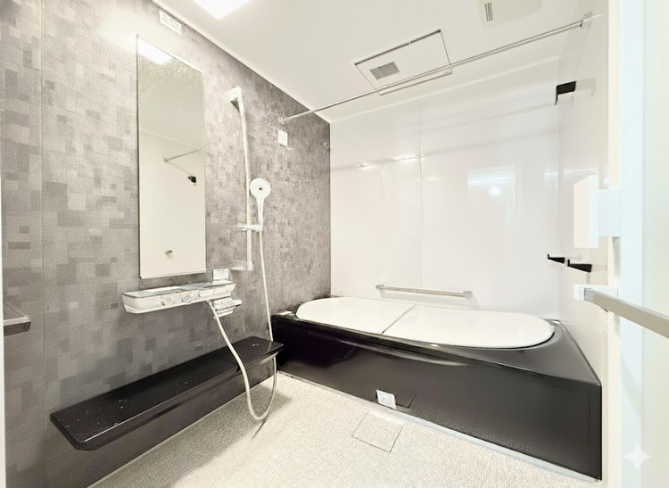 風呂 一日の疲れを癒すバスルームは、心地よいリラックスを叶える清潔感溢れる空間です。（ＣＧ空室加工済み）