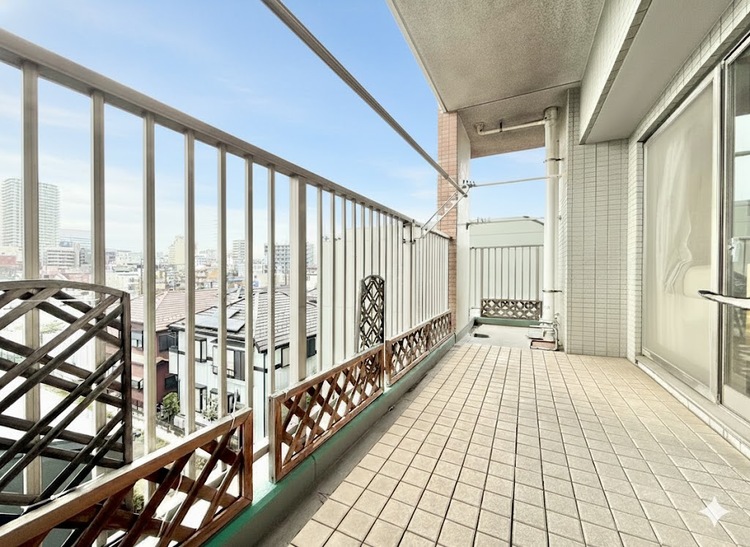 バルコニー 暮らしの中で、光と風を演出してくれるバルコニー。