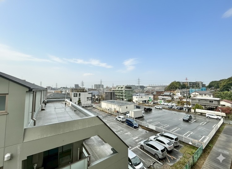 バルコニー 窓を開けると広がる青空。心をリフレッシュして日々を過ごしていきましょう。