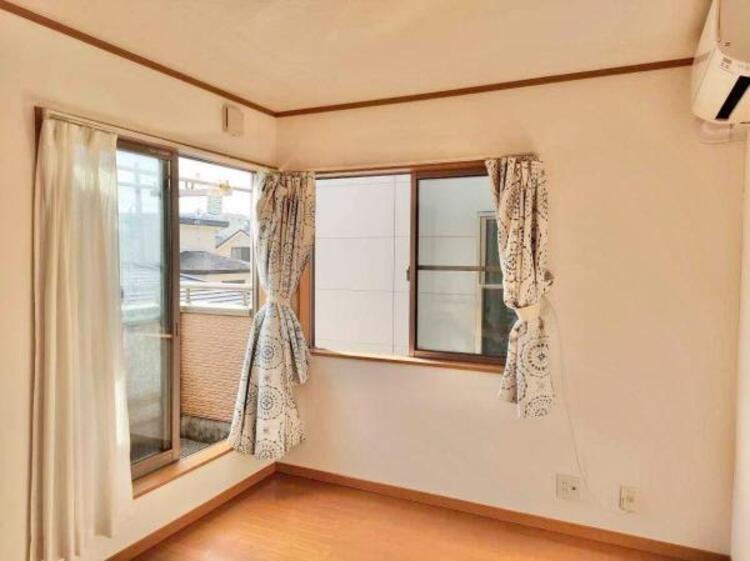 内装 大きな窓からたっぷりと陽光が注がれる明るい空間。一日の疲れをいやしてくれる主寝室。時を忘れて過ごす場所として過ごせるお部屋。