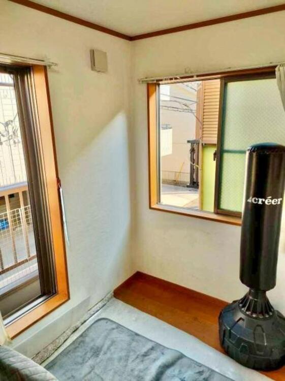 居間 快適に過ごす条件は、一人ひとり違います。飾リ過ぎないシンプルな内装と偏り過ぎないデザインで統一しております。居住していく中であなただけの【マイホーム】に創り上げて下さい。