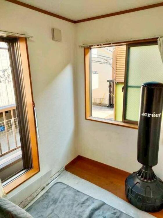 居間 家族はもちろん友人たちもリラックス。仲間を呼び寄せる風通しの良い家。光と風が通るお部屋で充実した毎日を。