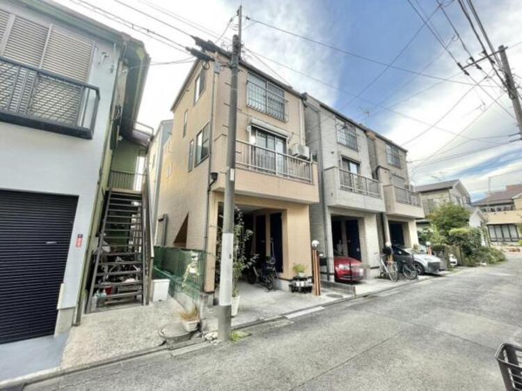 外観 主張し過ぎないシャープなフォルムで佇む邸宅は、完成形の姿を見せてくれます。実際の日当たりや現地の雰囲気もご確認くださいませ。