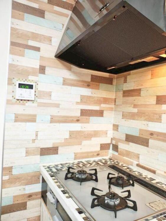 キッチン 料理の幅を拡げてくれる三口コンロの使いやすいシステムキッチンを採用。将来お子様と一緒にお料理をするときも重宝します。