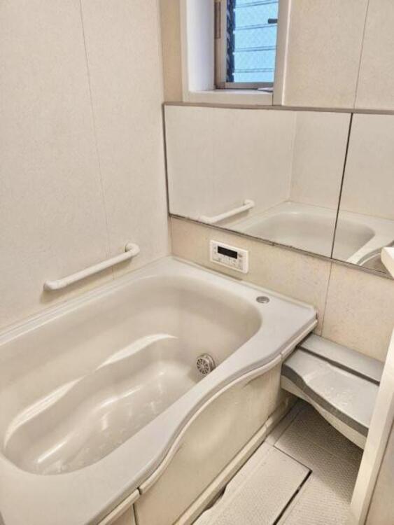 風呂 光に照らし出されたバスルーム。膨よかな湿度と静かに揺れる眼前の水面。広い浴槽にゆっくりと身を沈め深く瞑想をすれば、また新たな活力が膨らんできます。