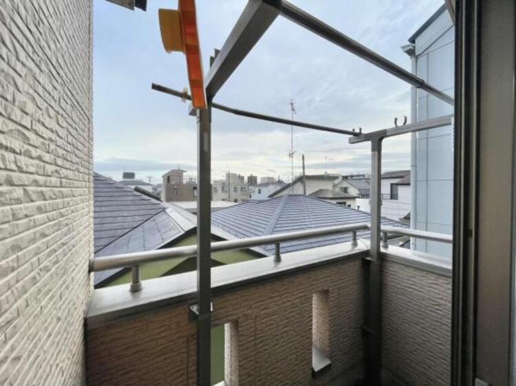 バルコニー 陽の光に照らされるバルコニーを、爽やかな涼風が吹き抜けていきます。心を落ち着かせ開放してくれる眺望が今日も家族を包み込みます。