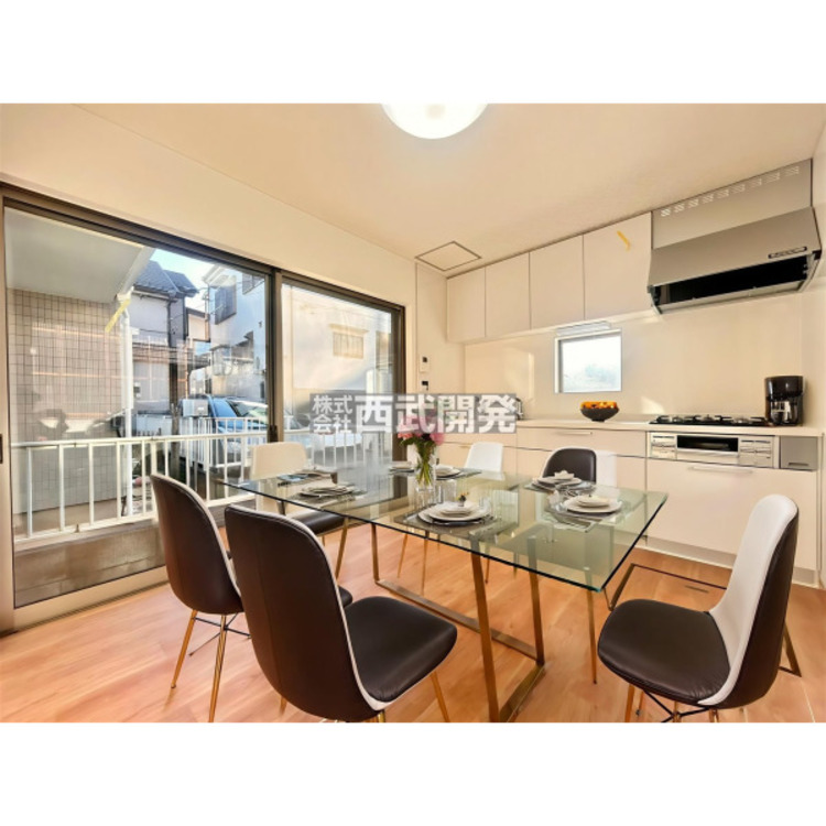 居間 【配置してある家具や小物はCGによるイメージです】