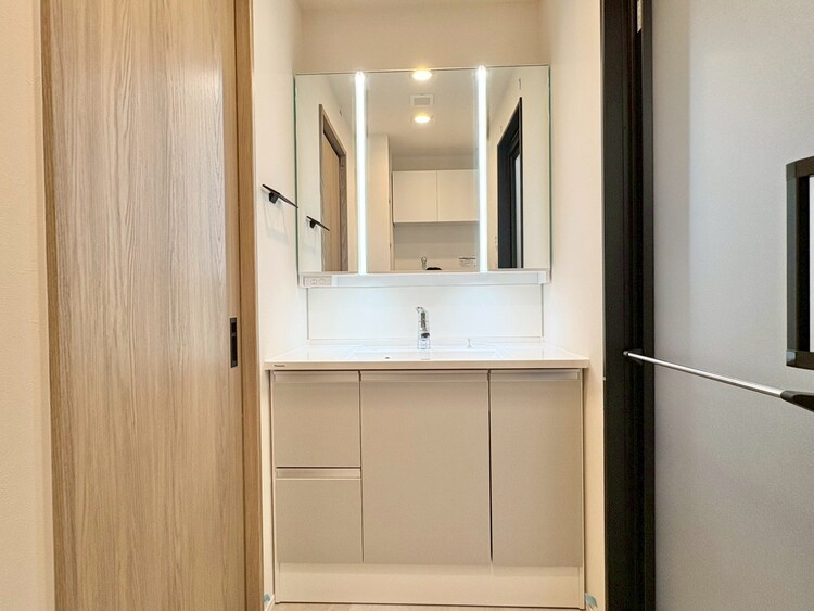 その他 清潔感を感じられる洗面化粧台。