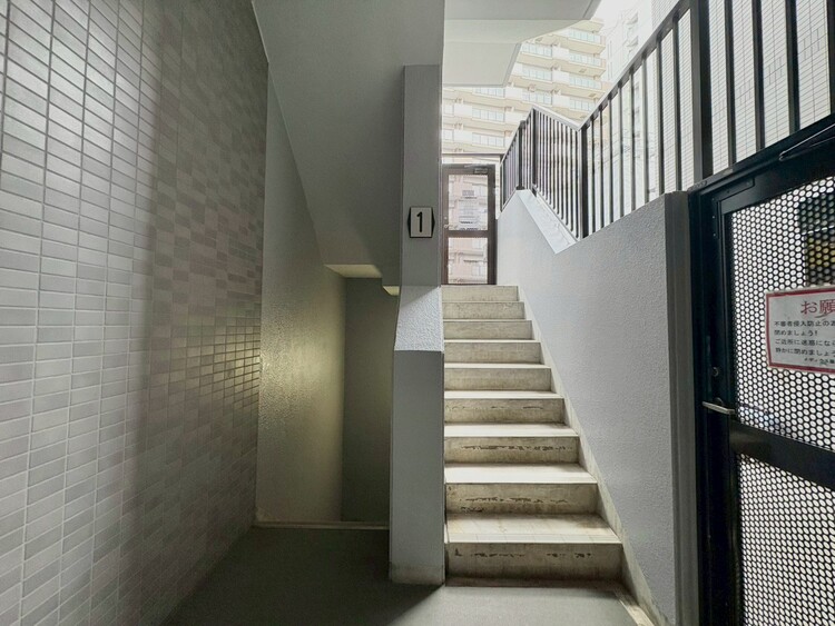 その他 共用部の階段です。明るく清潔に管理されています。