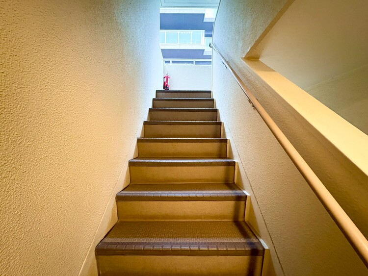 その他 共用部の階段です。明るく清潔に管理されています。