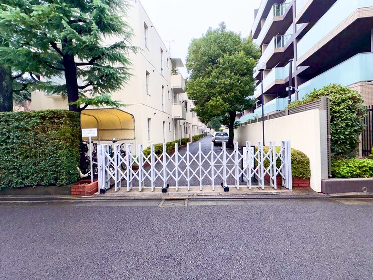 その他 上質感漂う玄関アプローチです。