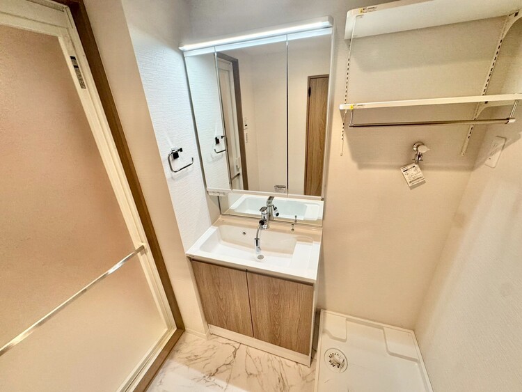 その他 清潔感を感じられる洗面化粧台。