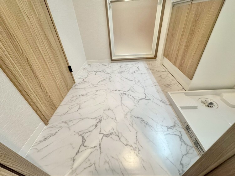 その他 十分な広さの脱衣所。