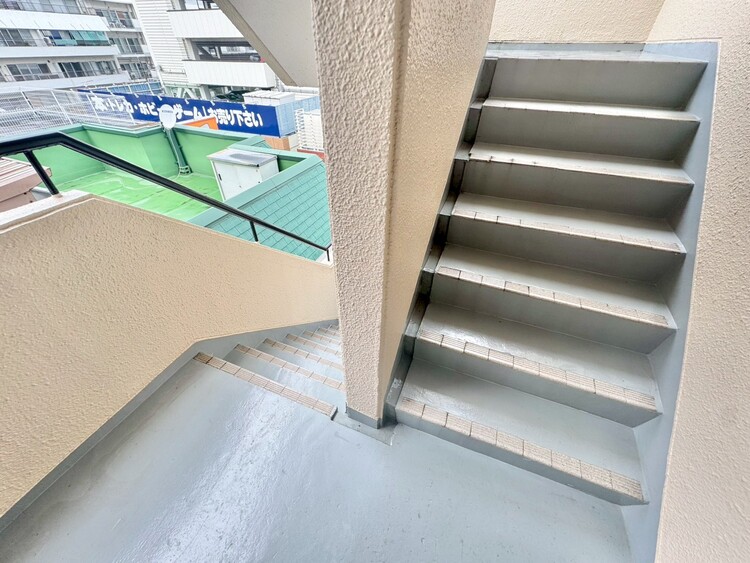 その他 共用部の階段です。明るく清潔に管理されています。