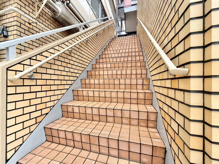 その他 共用部の階段です。明るく清潔に管理されています。