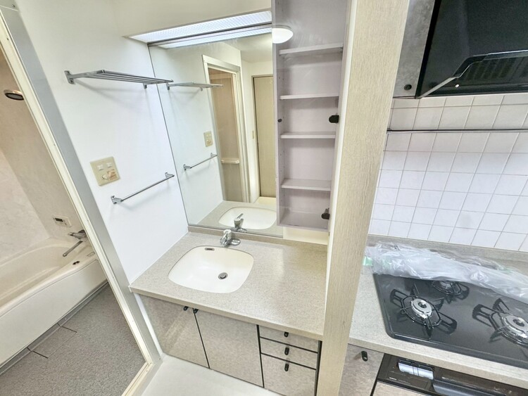 その他 清潔感を感じられる洗面化粧台。