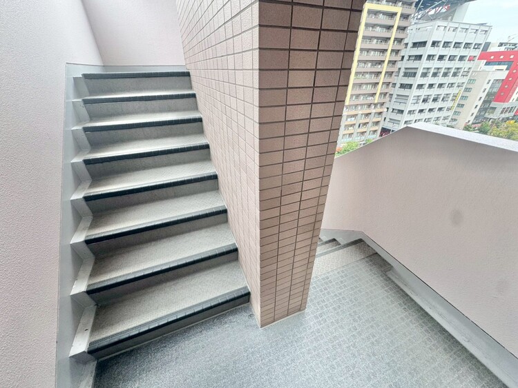 その他 共用部の階段です。明るく清潔に管理されています。