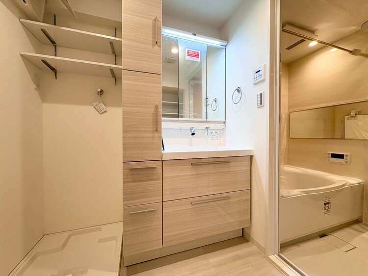 その他 清潔感を感じられる洗面化粧台。