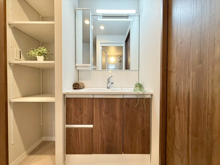 その他 清潔感を感じられる洗面化粧台。